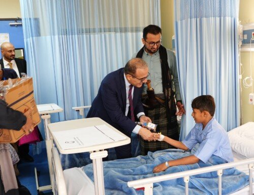 وزيرا الصحة والخدمة المدنية ينفذان زيارة معايدة للمرضى في مستشفى بن سلمان والجمهورية في عدن