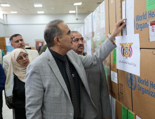 وزير الصحة يدشن توزيع ست شحنات دوائية للمحافظات المحررة ويبحث مع “بيورهاندز” توسيع التدخلات