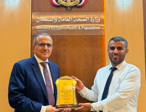 وزير الصحة يكرّم الدكتور أحمد ناصر السعيدي بدرع التميز المؤسسي